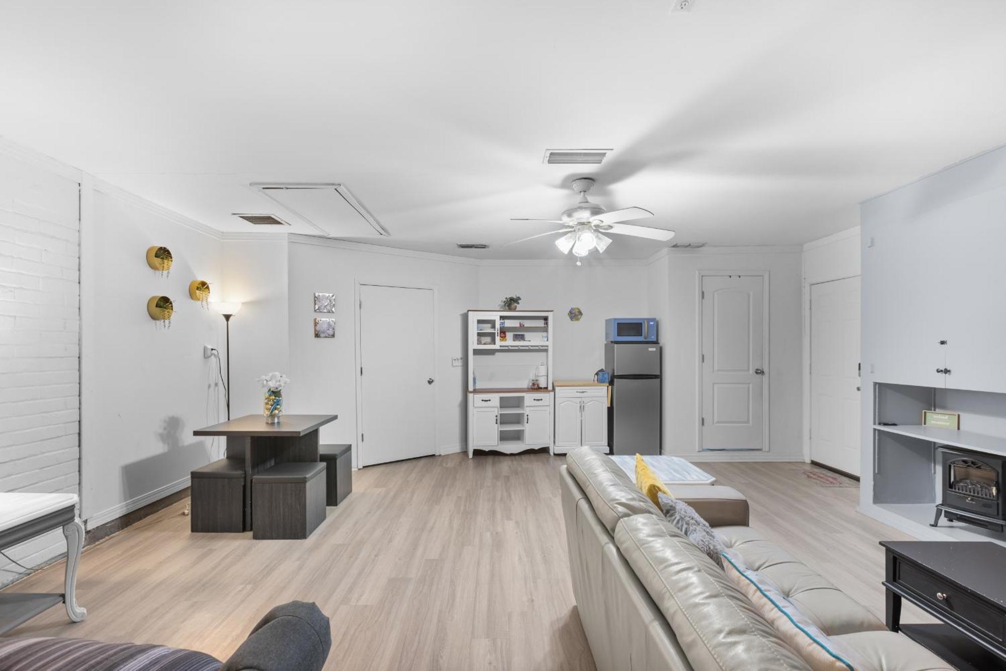 Pet Friendly Large Studio With Free Wi-Fi In Great Location! ออเรนจ์พาร์ค ภายนอก รูปภาพ